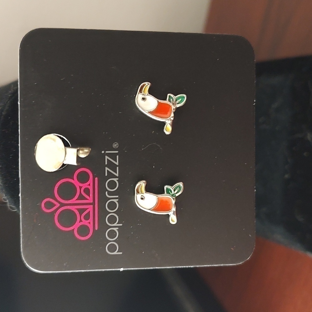 PAPARAZZI Toucan Post Earrings